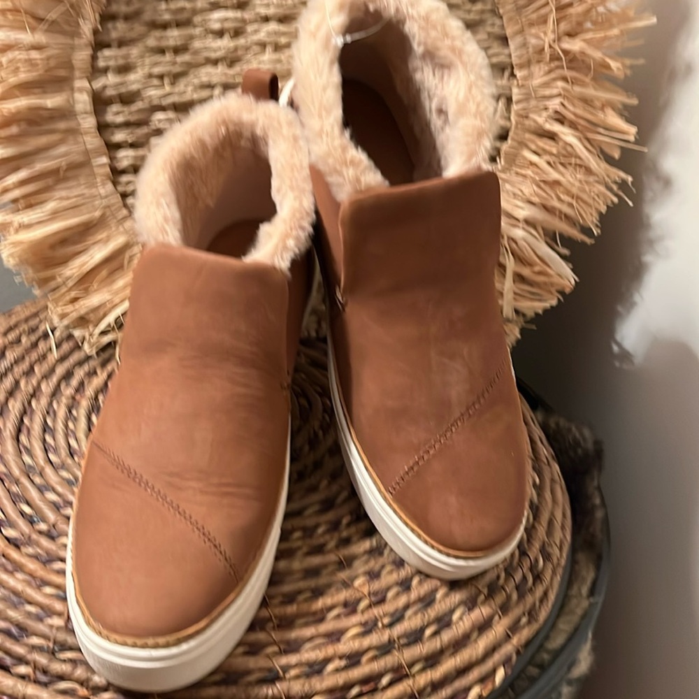 Toms slip on